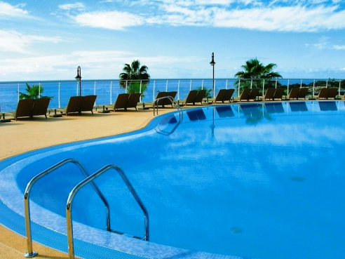 Swimmingpool des Melia Madeira Mare